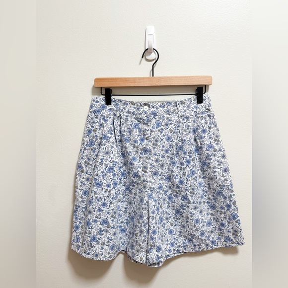 Basic Editions Pants - Vintage 60s 80s high rise pleated floral Bermuda shorts blue white cottagecore